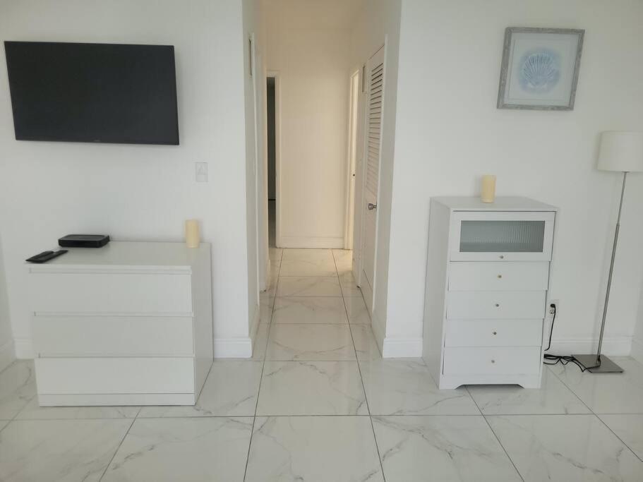 Modern 1 Bedroom Condo, Steps From Beach, Free Parking! Golden Beach Eksteriør billede